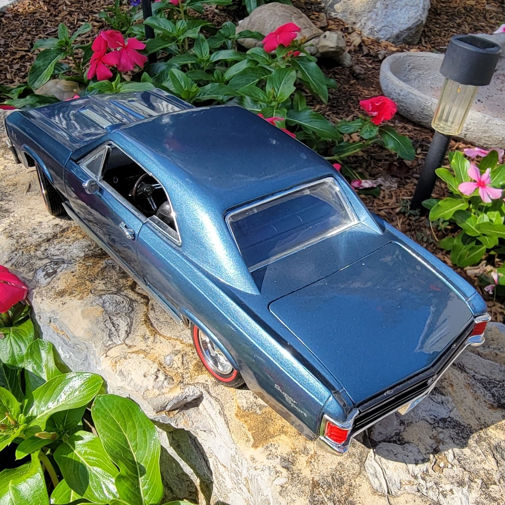 MOTORMAX ♡ 1967 Slate Blue Metallic Chevelle SS396 1:18 Scale Diecast Model - Picture 4 of 17